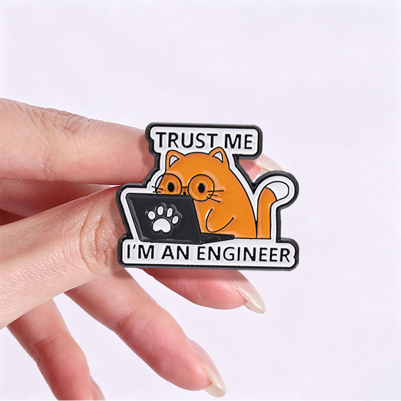 Przypinka emaliowana z cytatem – Tech Accessories Designer recenzja i cena